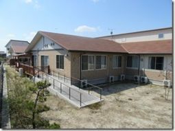 明るい外観の建物