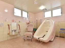 清潔感あるバリアフリー浴室