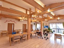 木材を使った温かいダイニング