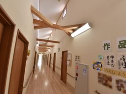 木目調の暖かな廊下