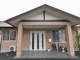 エントランスと看板の建物