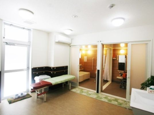 明るい居室の様子