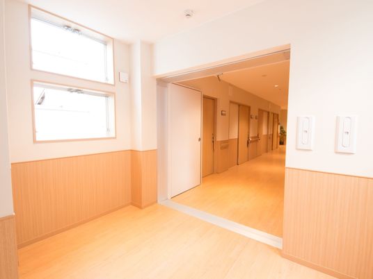 明るく広い廊下