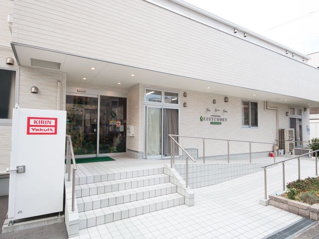 明るいエントランスの風景