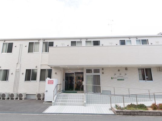 白い建物のエントランス