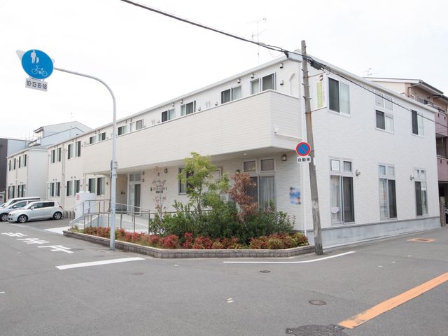 明るい角地の建物外観