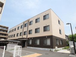 明るい外観の建物