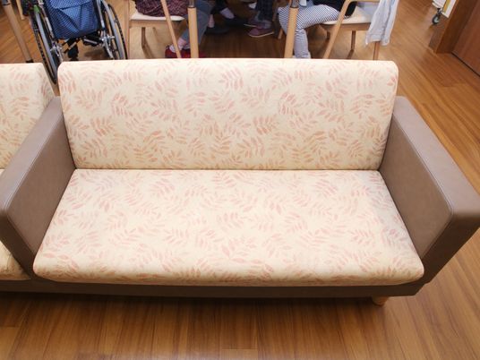 木目調床の居室ソファ