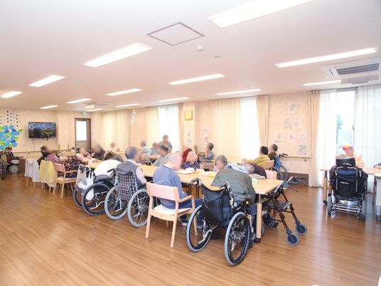 多様な椅子の共有スペース