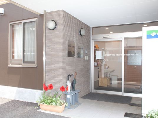 エントランスとトイレの様子