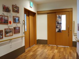 明るい廊下と掲示物