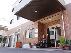 入口と駐車場のある建物