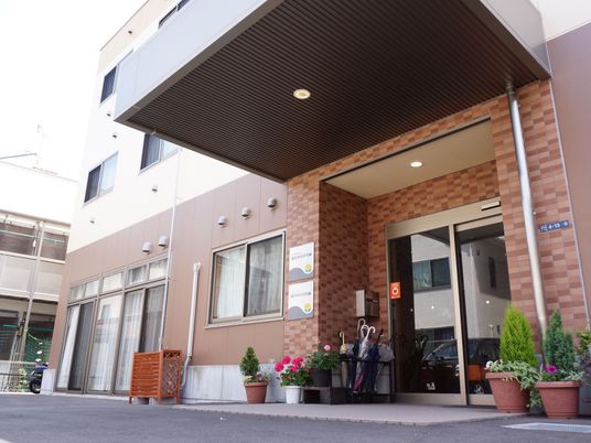 入口と駐車場のある建物