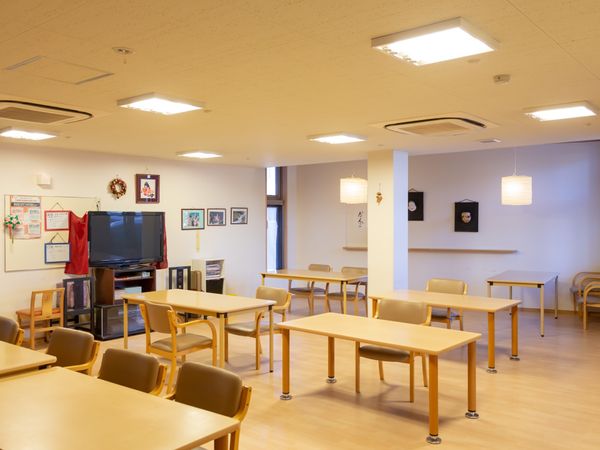 明るい共用ダイニング