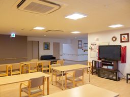 広々とした明るい食堂