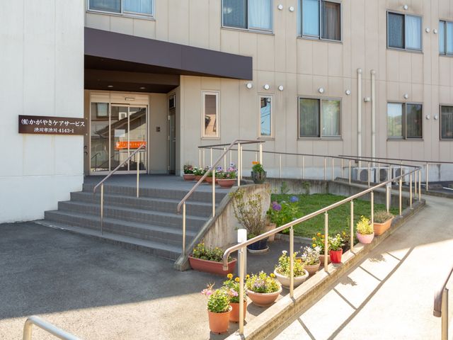 エントランスと花壇 玄関 手すり付きの段差と花壇が配された入口は、安全かつ心地よい歓迎を提供しています。