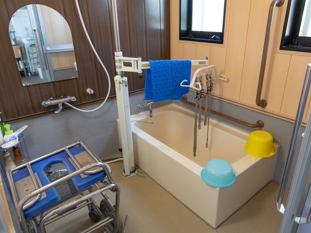 設備整った浴室空間 浴室 手すり付きで安全に配慮された浴室です。必要な介助もしやすく、快適なバスタイムをサポートします。