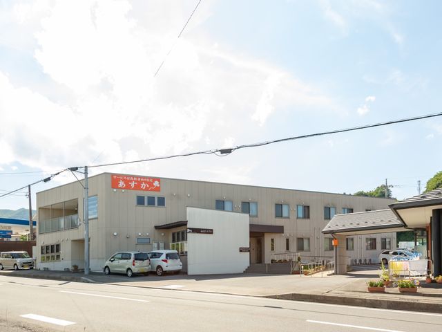 清潔感のある施設外観 外観 明るく清潔感にあふれた施設前には、スタッフや来訪者のための駐車スペースが整備されています。