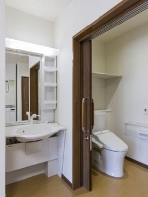 清潔なトイレと洗面台
