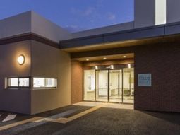 明るい施設の玄関部分