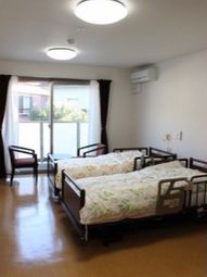 明るい個室の居室