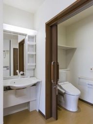 清潔なトイレと洗面台