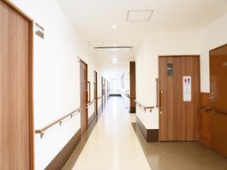 明るく清潔な廊下