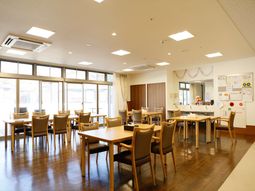 暖かみのある食堂の風景