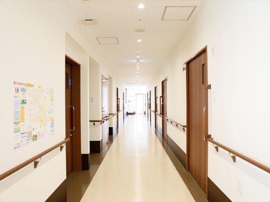 清潔な施設の廊下