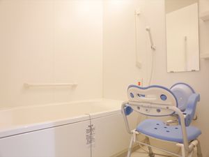 清潔なバリアフリー浴室