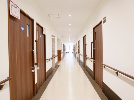 清潔な施設の廊下