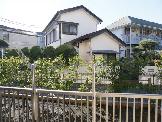 明るい外観の建物