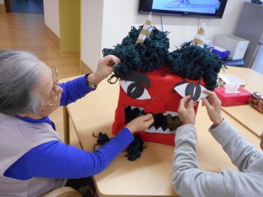 手作業で制作活動中