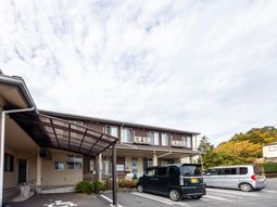 広い駐車場が見える外観