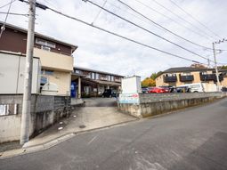 駐車場付きの施設外観