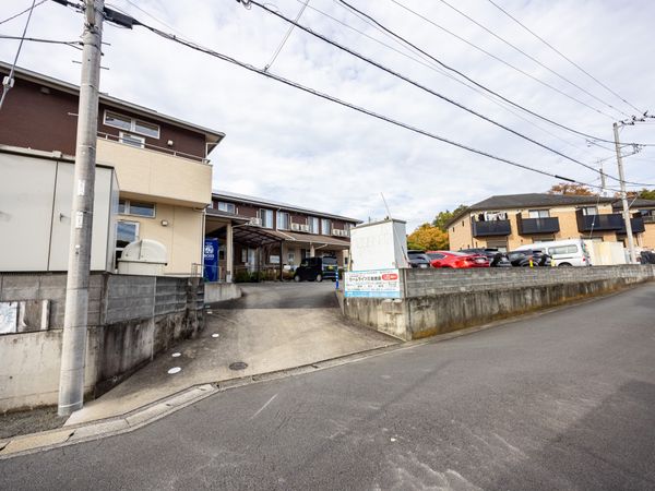 駐車場付きの施設外観