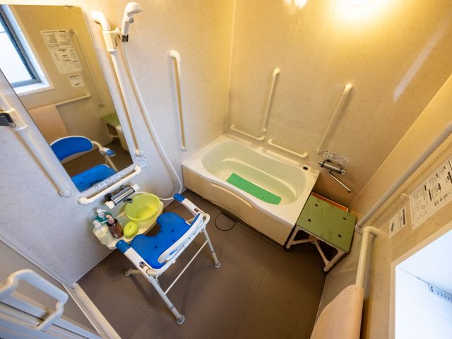 入浴設備と椅子の浴室