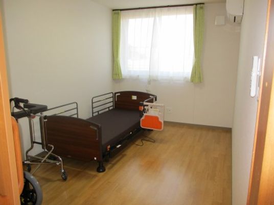 広々とした明るい居室