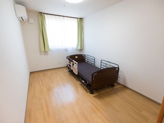 居室内のシンプルなベッド