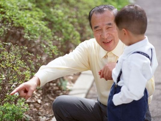 おじいさんと孫のふれあい