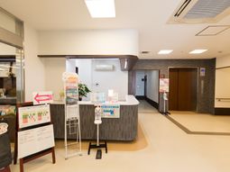 受付カウンターと情報掲示