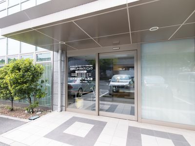 明るいエントランスと看板