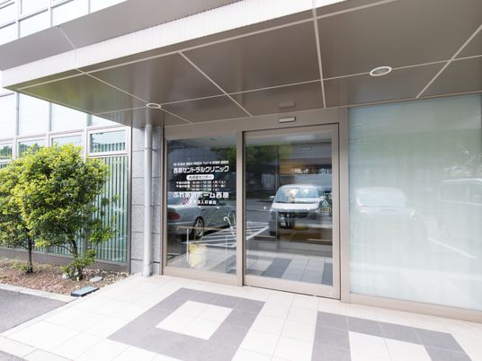 明るいエントランスと看板