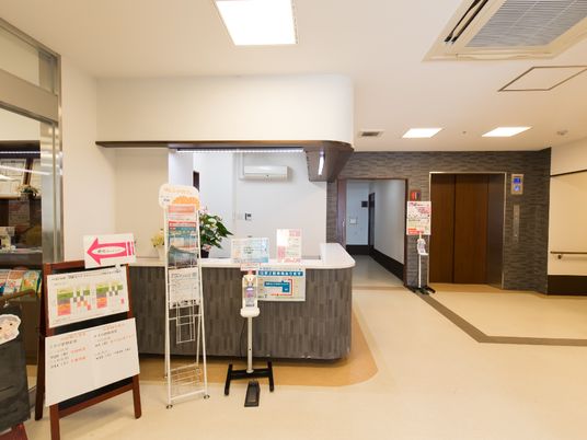 広いエントランスのフロント