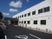 白壁の建物と駐車場