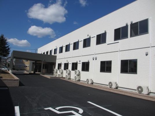白壁の建物と駐車場