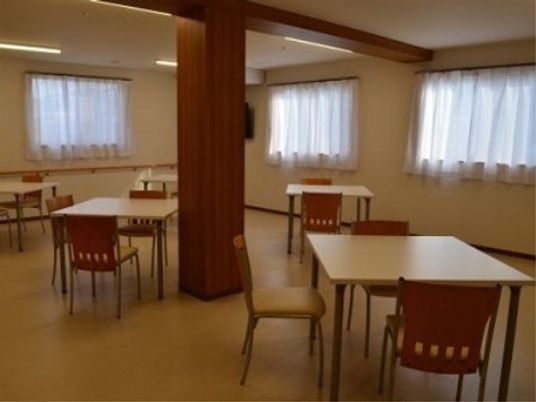 明るい食堂の光景