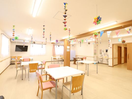 広々としたカラフルな食堂