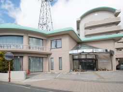 清潔感のある建物エントランス