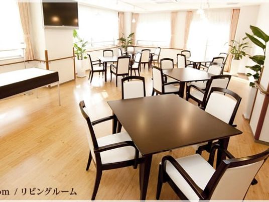 明るい食堂のテーブル席  